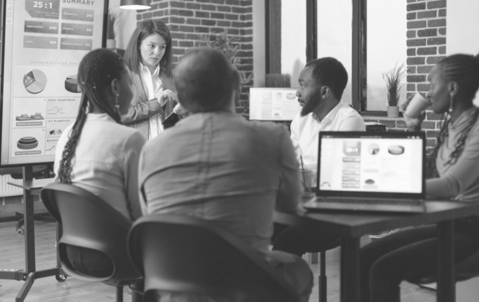Kollaborative Lernsituation mit Teilnehmern bei der Finanzanalyse